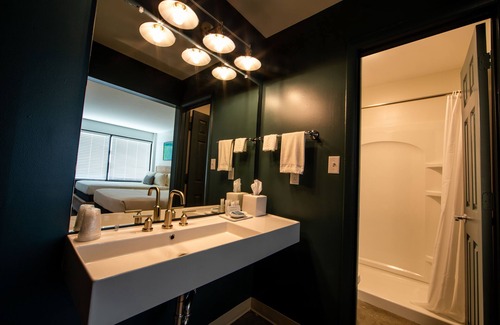 Stonehouse Hotel | River's Rest Marina & Resort