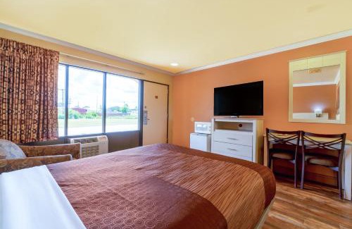 La Grange Hotel | River Valley Motor Inn By OYO La Grange Texas