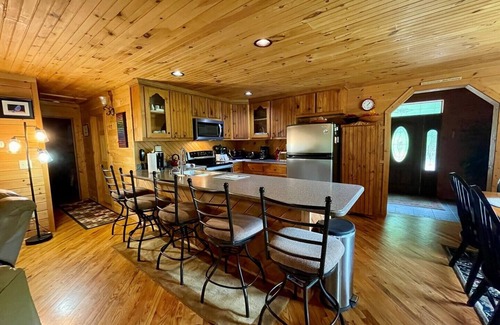 Crumpler Cabin | RiverAccess,Pet Friendly,Mtn & River Views,PoolTable,Fireplace,WIFI,porch/deck