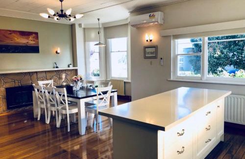 Devonport Villa | Riverbank villa