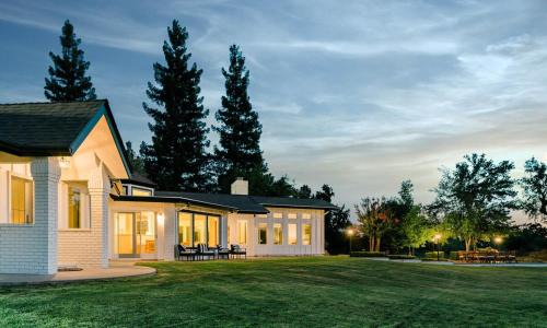 Kingsburg House | Riverfront Beauty with Pickle Ball Court