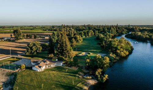 Kingsburg House | Riverfront Beauty with Pickle Ball Court