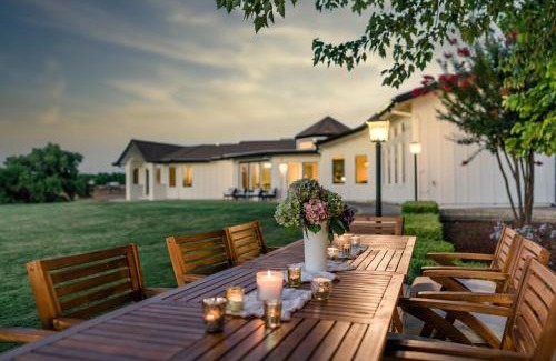 Kingsburg House | Riverfront Beauty with Pickle Ball Court