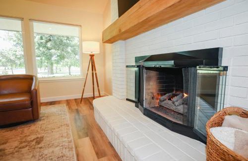 Kingsburg House | Riverfront Beauty with Pickle Ball Court