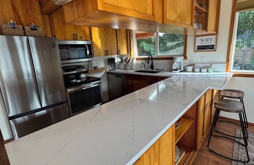 Baring House | Riverfront Cabin! BBQ, HOT TUB, FIRE PIT, 4 BEDROOMS