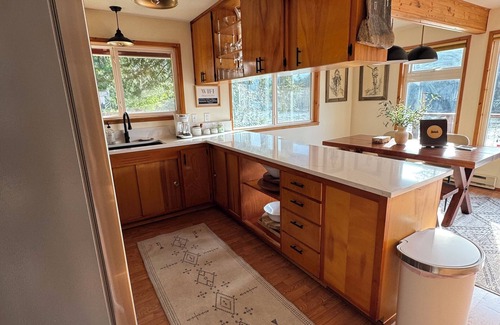 Baring House | Riverfront Cabin! BBQ, HOT TUB, FIRE PIT, 4 BEDROOMS