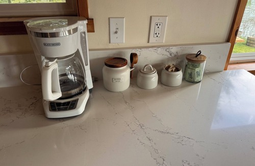 Baring House | Riverfront Cabin! BBQ, HOT TUB, FIRE PIT, 4 BEDROOMS