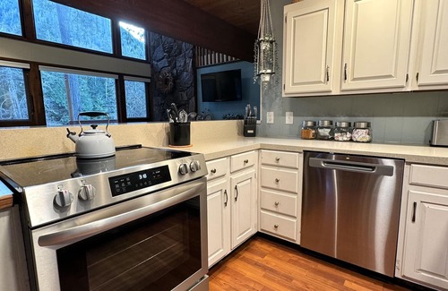 Baring Cabin | Riverfront Cabin w Hot Tub, Pool Table, Gig Internet, Generator - Pet Friendly