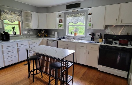 Duck House | Riverfront/Fishing/Elk Rail Trails/4-bedroom house in beautiful Duck