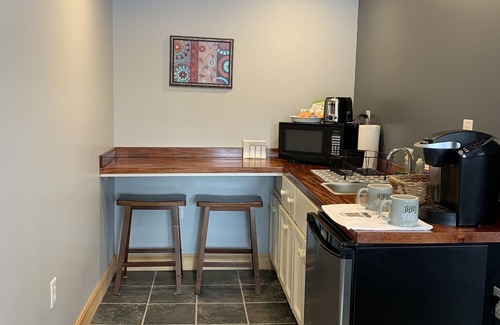 Kingfield Apartment | Riverfront mountain retreat