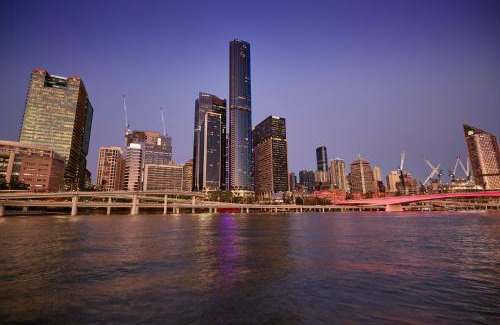 Brisbane Central Business District Apartment | Riverfront Panorama with 2 Kings, Fireworks & Parking