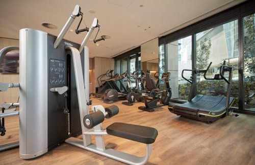 Brisbane Central Business District Apartment | Riverfront Panorama with 2 Kings, Fireworks & Parking