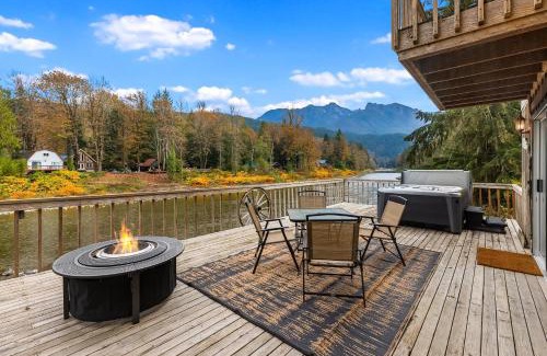 Gold Bar House | Riverfront Retreat Hot Tub Sauna Yard Gazebo and VIEWS