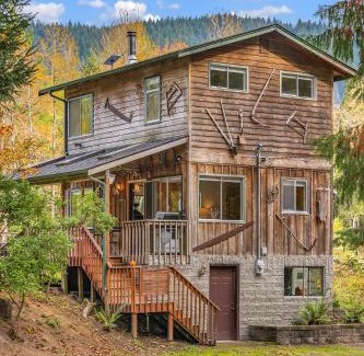 Gold Bar House | Riverfront Retreat Hot Tub Sauna Yard Gazebo and VIEWS