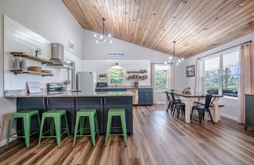 Glenwood House | Riverfront with spectacular Mountain View’s