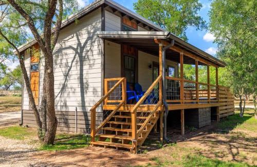 Fredericksburg House | Rivers Edge Cottages with Hot Tub