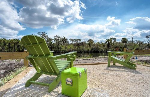 Braden River Apartment | Riverside Breeze Tropical Retreat w Tiki Hut&BBQ