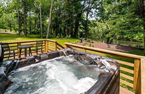 Rileyville House | Riverside Log Cabin w Hot Tub Fire Pit Huge Deck