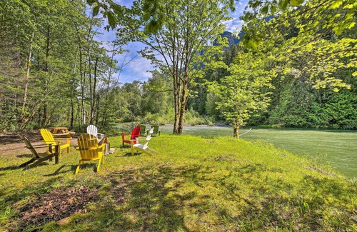 North Bend House | Riverside North Bend Oasis: Stunning Mountain View