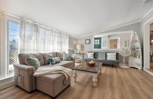 Newbury House | Riverside Retreat Minutes to Beach Updated Kitchen