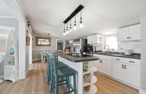 Newbury House | Riverside Retreat Minutes to Beach Updated Kitchen