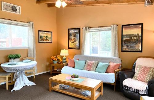 Klamath House | Riverview Cozy Home by the River