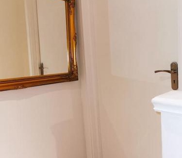 Colyers Apartment | Riverview, Stylish Non Smoking Loft Ensuite 4 Rent