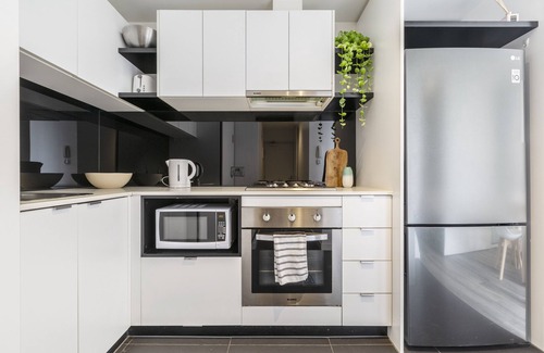 Melbourne Central Business District Apartment | Riverview Suites by EdgeTrip