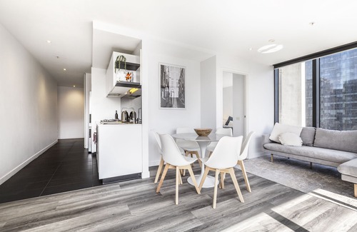 Melbourne Central Business District Apartment | Riverview Suites by EdgeTrip