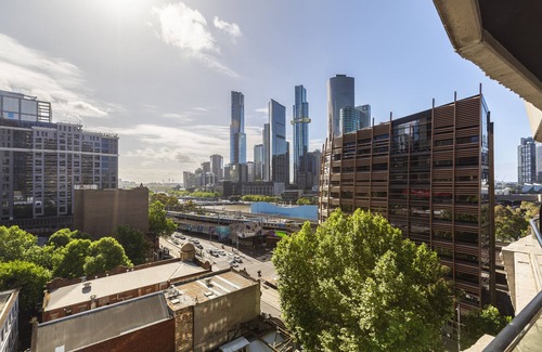 Melbourne Central Business District Apartment | Riverview Suites by EdgeTrip
