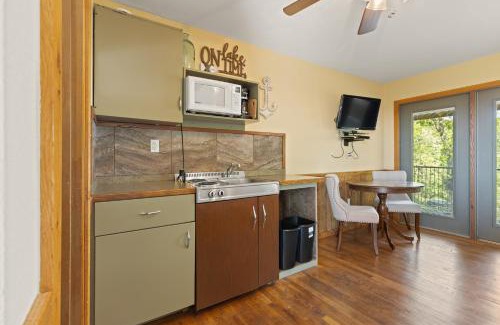 Sylvan Shores Resort | Roadrunner Inn and Log Cabins
