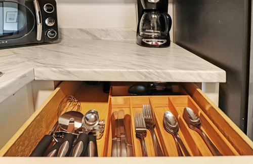 South Beach Apartment | Roami at The Alamac