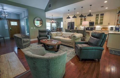 Dahlonega House | Robin's Nest-4 Bed/3.5 Bath/Game Room/Creek!