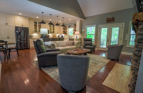 Dahlonega House | Robin's Nest-4 Bed/3.5 Bath/Game Room/Creek!