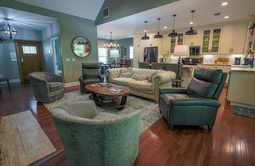 Dahlonega House | Robin's Nest-4 Bed/3.5 Bath/Game Room/Creek!