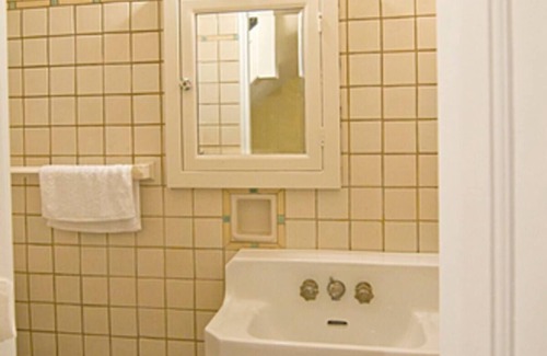 Nob Hill Cabin | Robin Williams Suite, Charming Private Room in enchanting San Francisco.