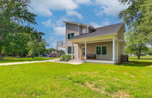 Rock Hall House | Rock Hall Retreat with Balcony Near Park and Marina!