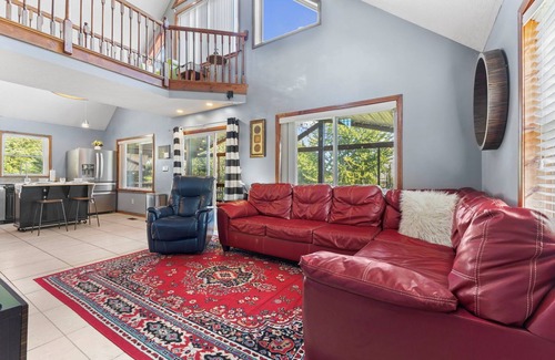 Utica House | Rock & Roll RiverHouse: Pool Table, Mins to Louisville!