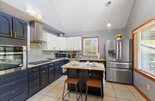 Utica House | Rock & Roll RiverHouse: Pool Table, Mins to Louisville!