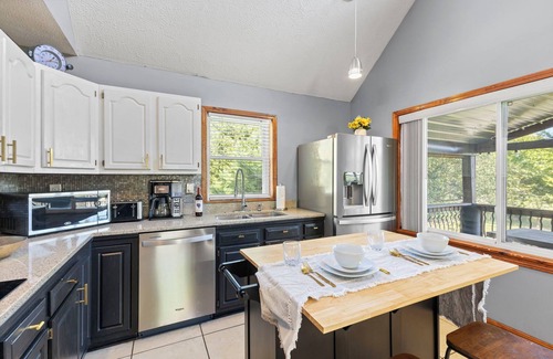 Utica House | Rock & Roll RiverHouse: Pool Table, Mins to Louisville!