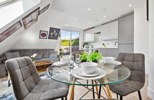 West Hendon Apartment | Rockstar Greyz - Sleeps 7 - Central