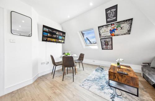 West Hendon Apartment | Rockstar Greyz - Sleeps 7 - Central