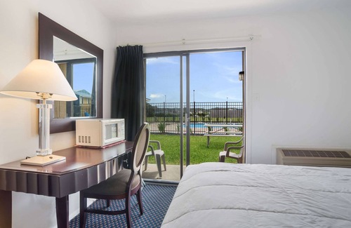 Crisfield Hotel | Rodeway Inn at Somers Cove Marina