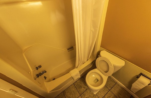 Crisfield Hotel | Rodeway Inn at Somers Cove Marina