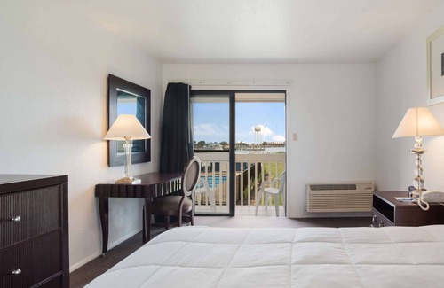 Crisfield Hotel | Rodeway Inn at Somers Cove Marina