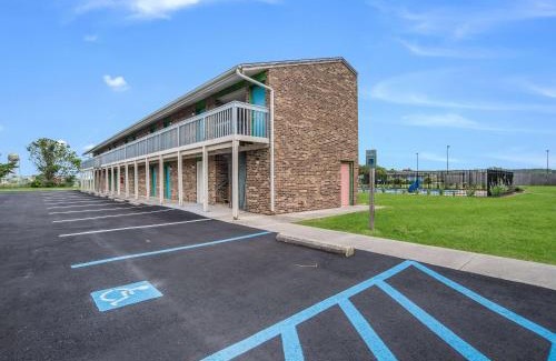 Crisfield Hotel | Rodeway Inn at Somers Cove Marina