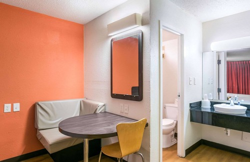 Violetville Hotel | Rodeway Inn Baltimore - Inner Harbor South