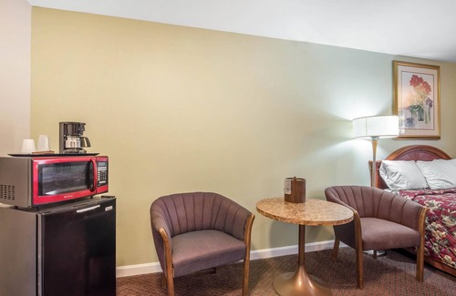 Bellows Falls Hotel | Rodeway Inn Bellows Falls