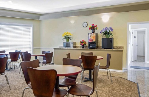 Lyons Hotel | Rodeway Inn Lyons - La Grange
