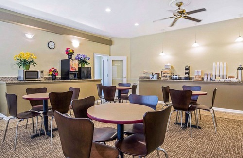 Lyons Hotel | Rodeway Inn Lyons - La Grange